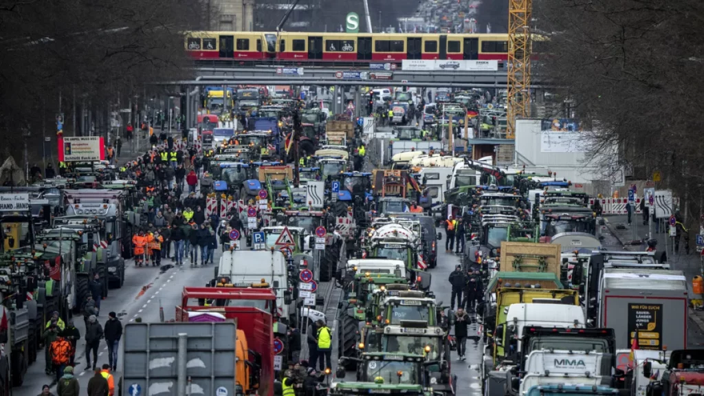 Agricultores realizan bloqueos de carreteras y protestas en la Unión Europea