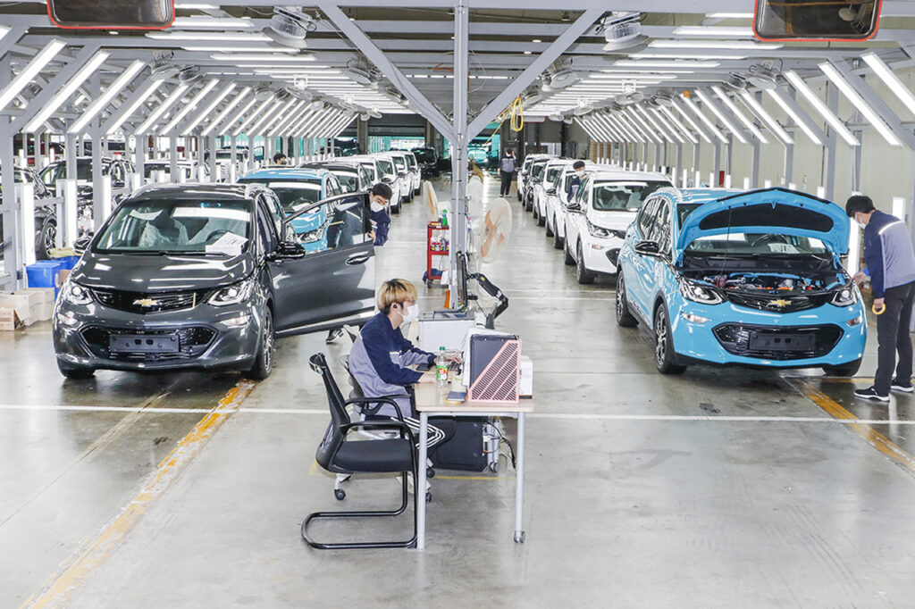 Ensambladora de autos se llevará jóvenes de Durango a China para capacitarlos: Esteban Villegas
