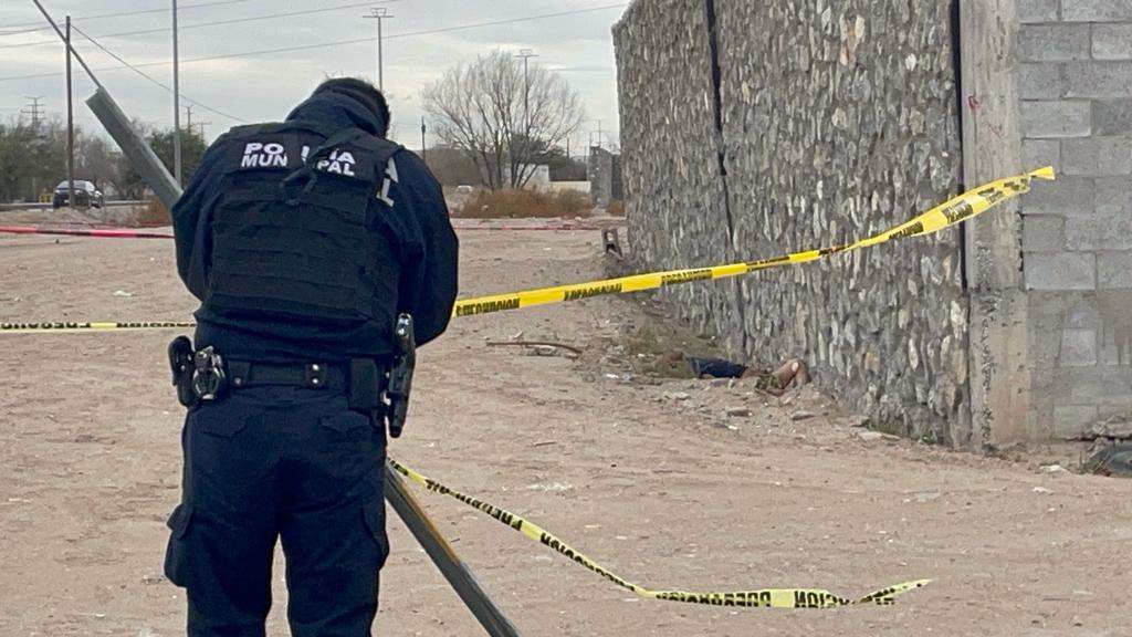 Encuentran a hombre asesinado frente a maquiladora