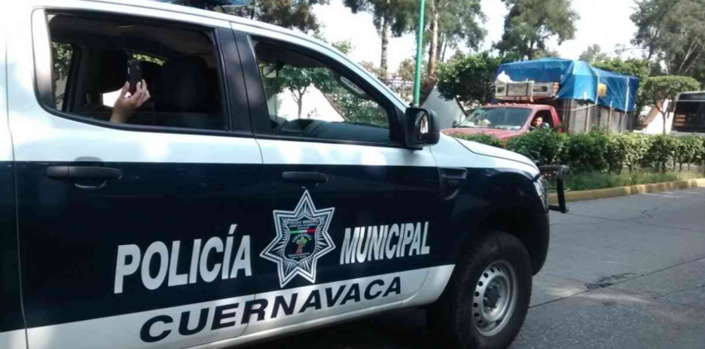 Captan a policías vendiendo arma a un civil en Cuernavaca