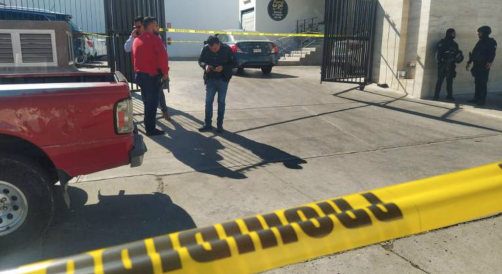 Asesinan a balazos a hombre en estacionamiento de restaurante de Culiacán
