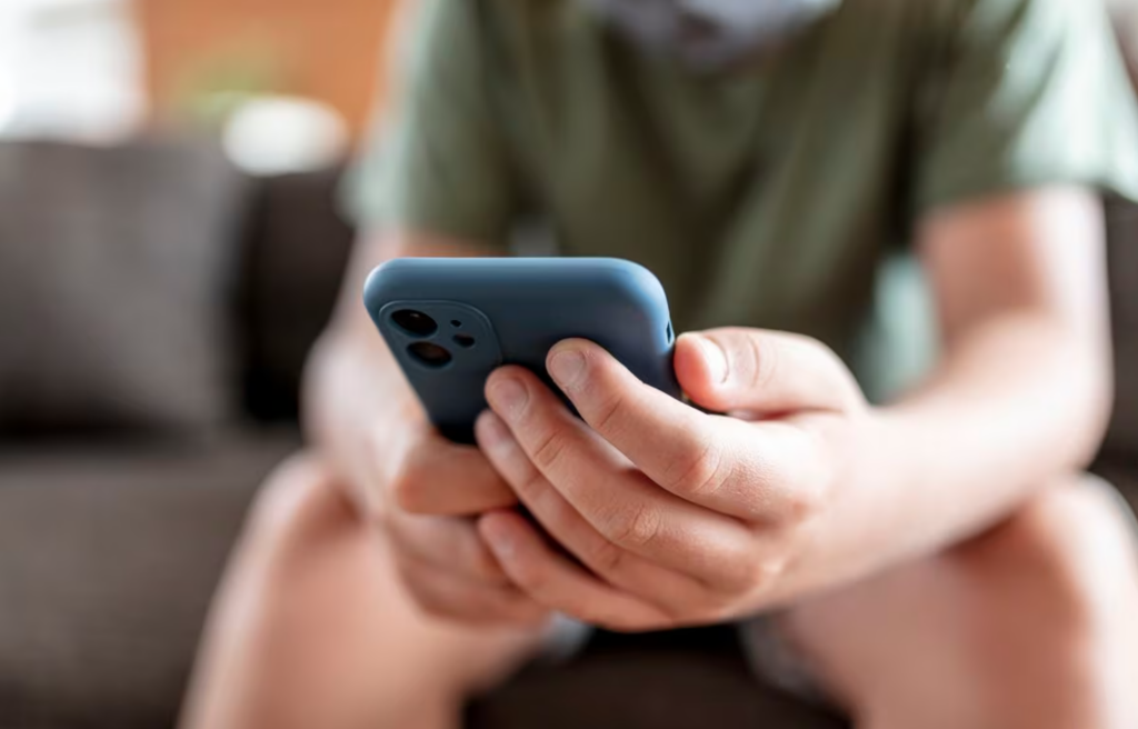 El gobierno español busca restringir el acceso de los menores a la pornografía en línea