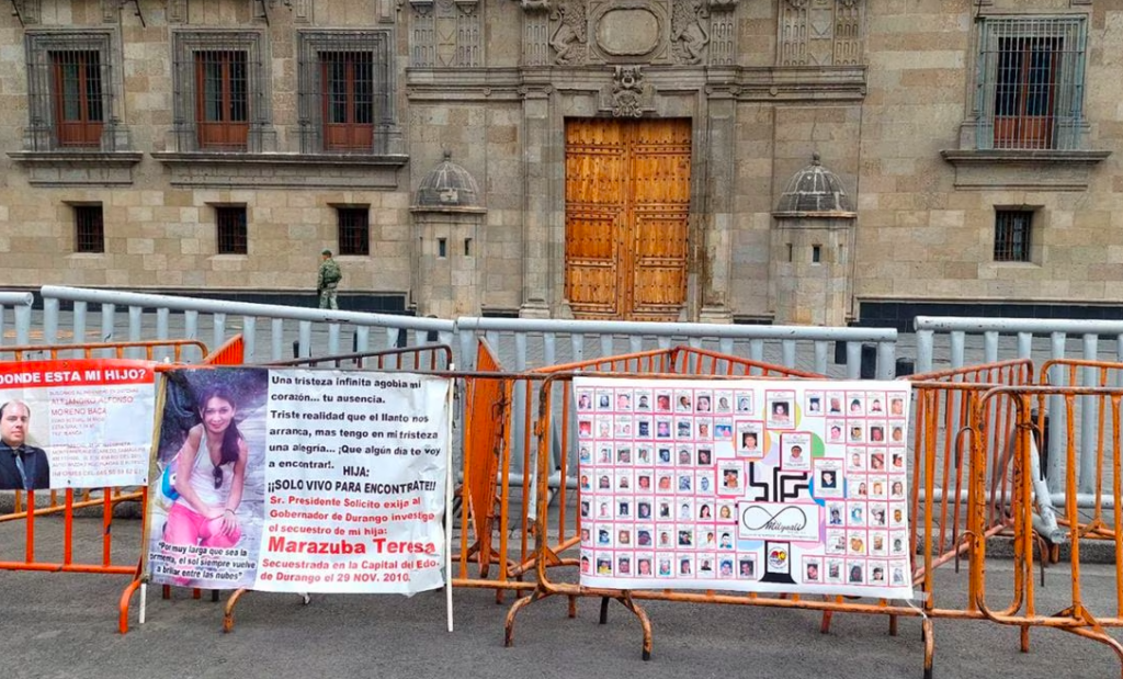 Madres de migrantes desaparecidos en México instalan un memorial y piden audiencia con AMLO