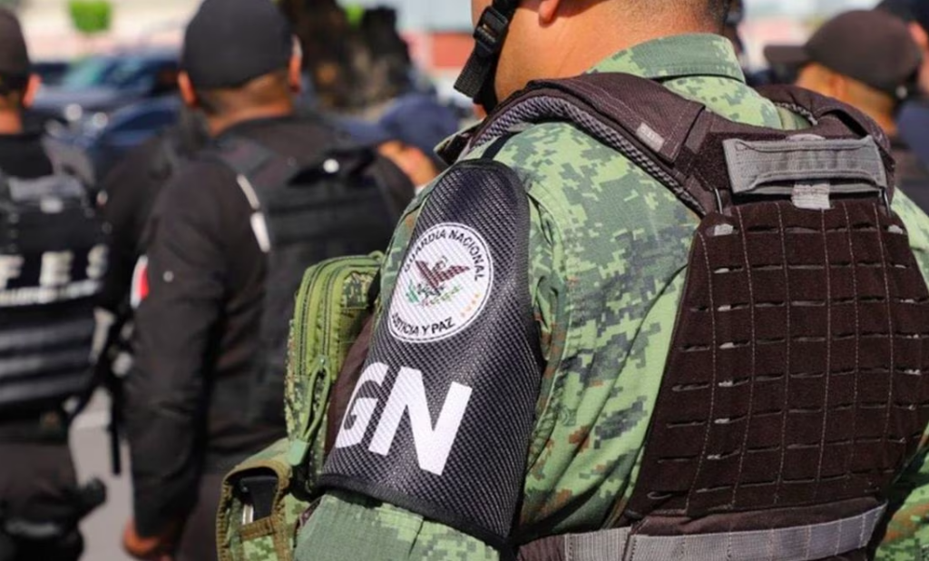 Lonas a favor y en contra del Ejército y la Guardia Nacional en Ocotlán