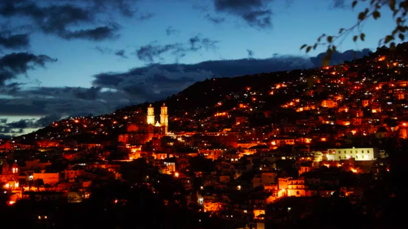 Taxco se ilumina contra la violencia y la indiferencia