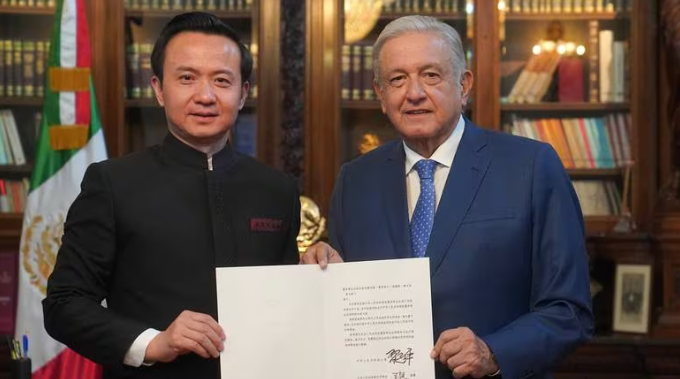AMLO se reúne con el embajador de China, Zhang Run, en Palacio Nacional