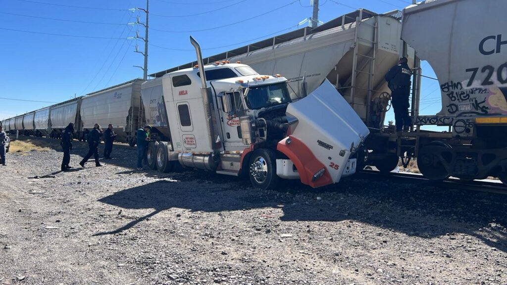 Se impacta tracto-camión contra tren