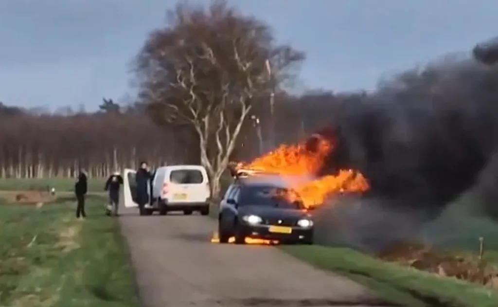 Cigarrillo provoca explosión de 75 kilos de fuegos artificiales en el coche de un joven