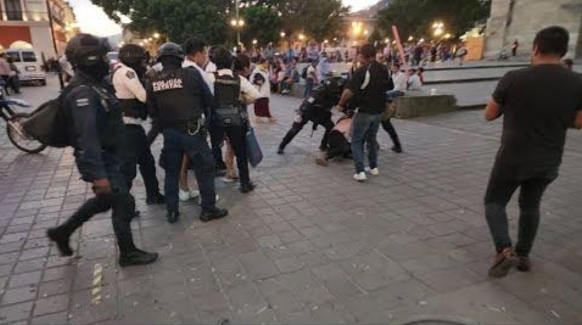 Arrestan a 15 defensores por oponerse al Corredor Interoceánico en Oaxaca.