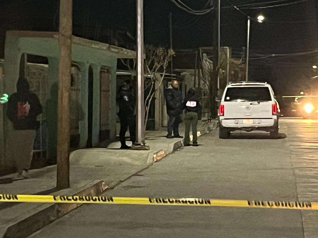 Armados disparan contra camioneta estacionada
