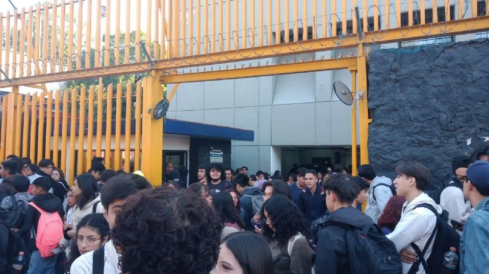 Encapuchados toman Prepa 8, desencadenando paro estudiantil