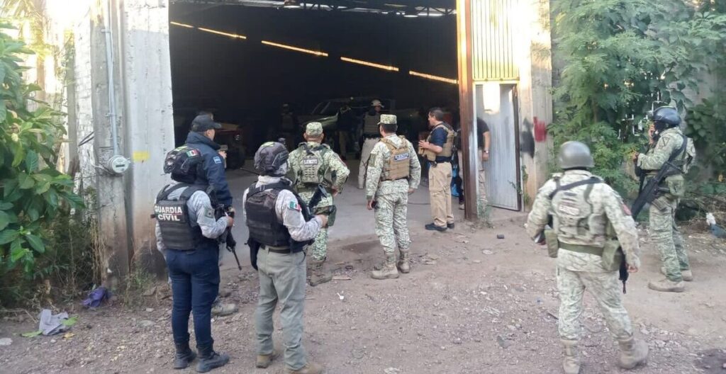 Hallan taller de blindaje de ‘camiones monstruo’ de un cártel en Michoacán