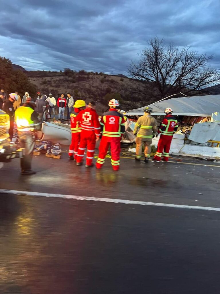 Muere una pareja en aparatosa volcadura de un tráiler en la carretera a Chihuahua