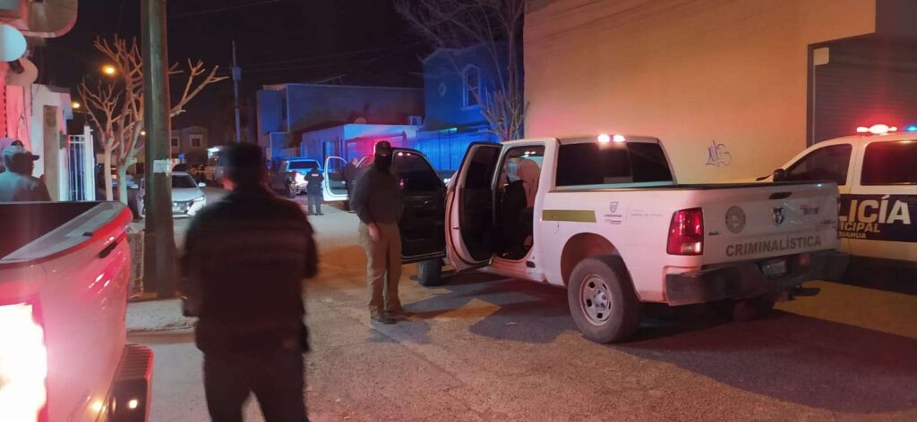 Atacan a balazos a un hombre afuera de su vivienda; familiares lo trasladan a un hospital