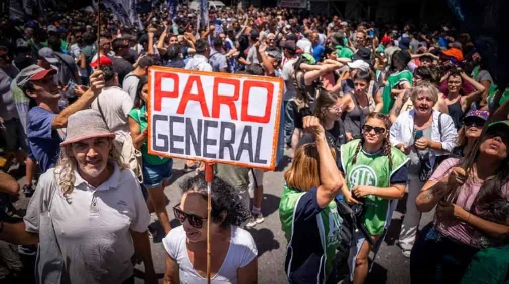 Gobierno de Milei descontará el día a empleados estatales que se unan a paro nacional 