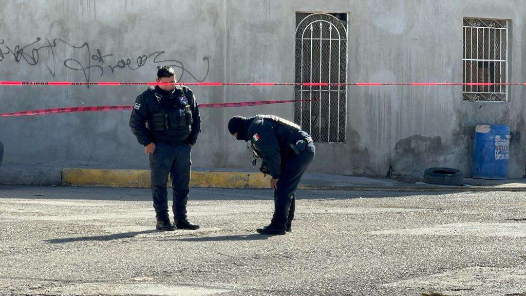Sicarios lo acribillan enseguida de una secundaria; resultó lesionado en el ataque