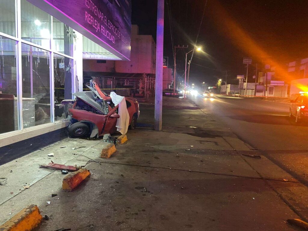 Muere hombre al impactar su auto contra local