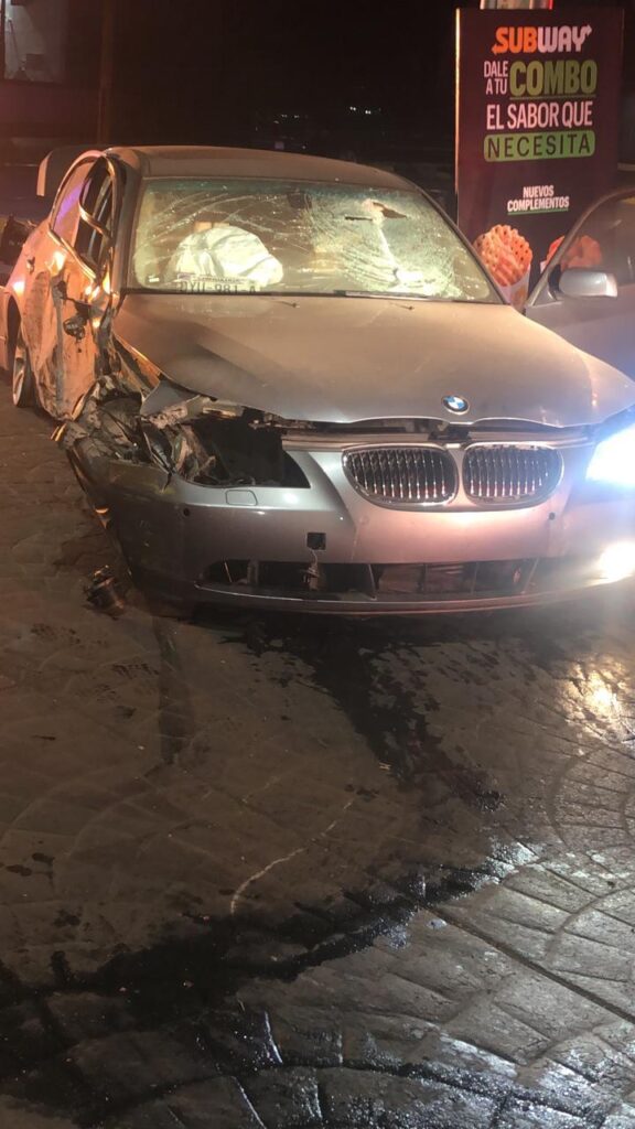 Deja abandonado su BMW tras chocar contra un poste de concreto en la avenida Independencia