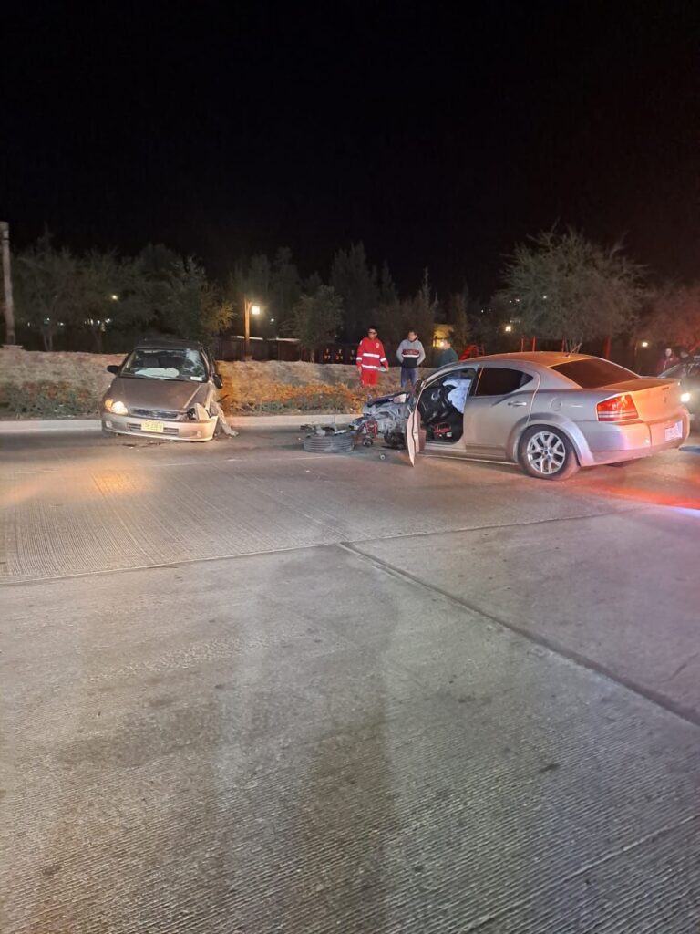 Choca de frente contra otro vehículo en el parque La Estación y deja abandonado el auto