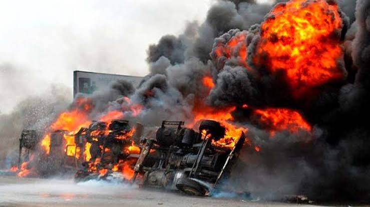 Gran explosión de camión de gasolina genera incendio extensivo en Mongolia