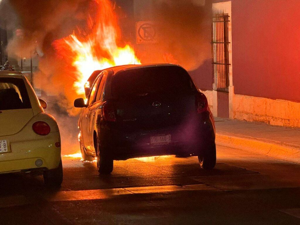 Explota motor y arde en llamas vehículo en plena calle 