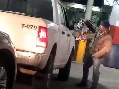 Captan a director de Tránsito comprando cheve en vehículo ofician; renunció