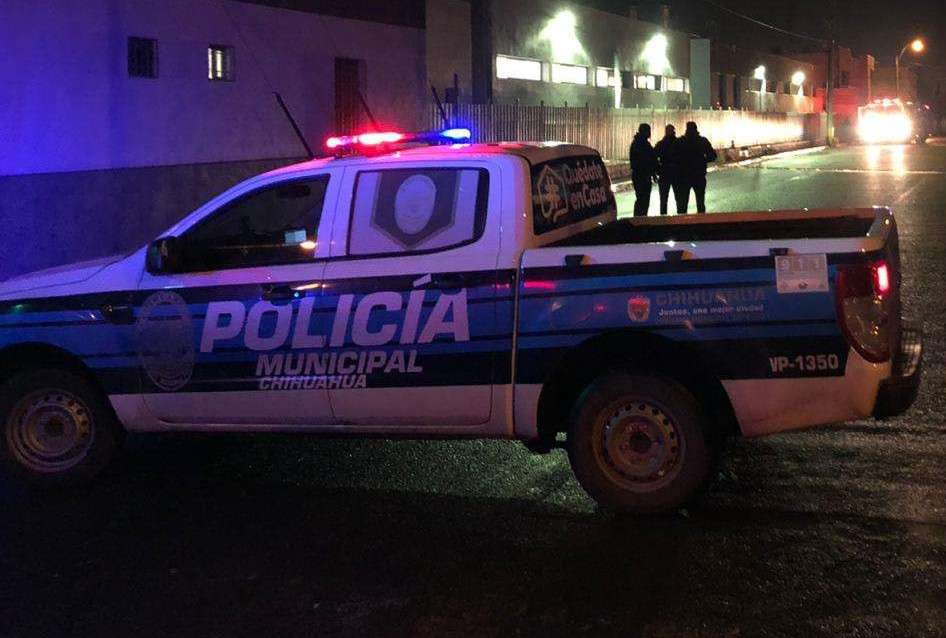 Rescatan a mujer que intentaba lanzarse de un puente; fue llevada a la comandancia