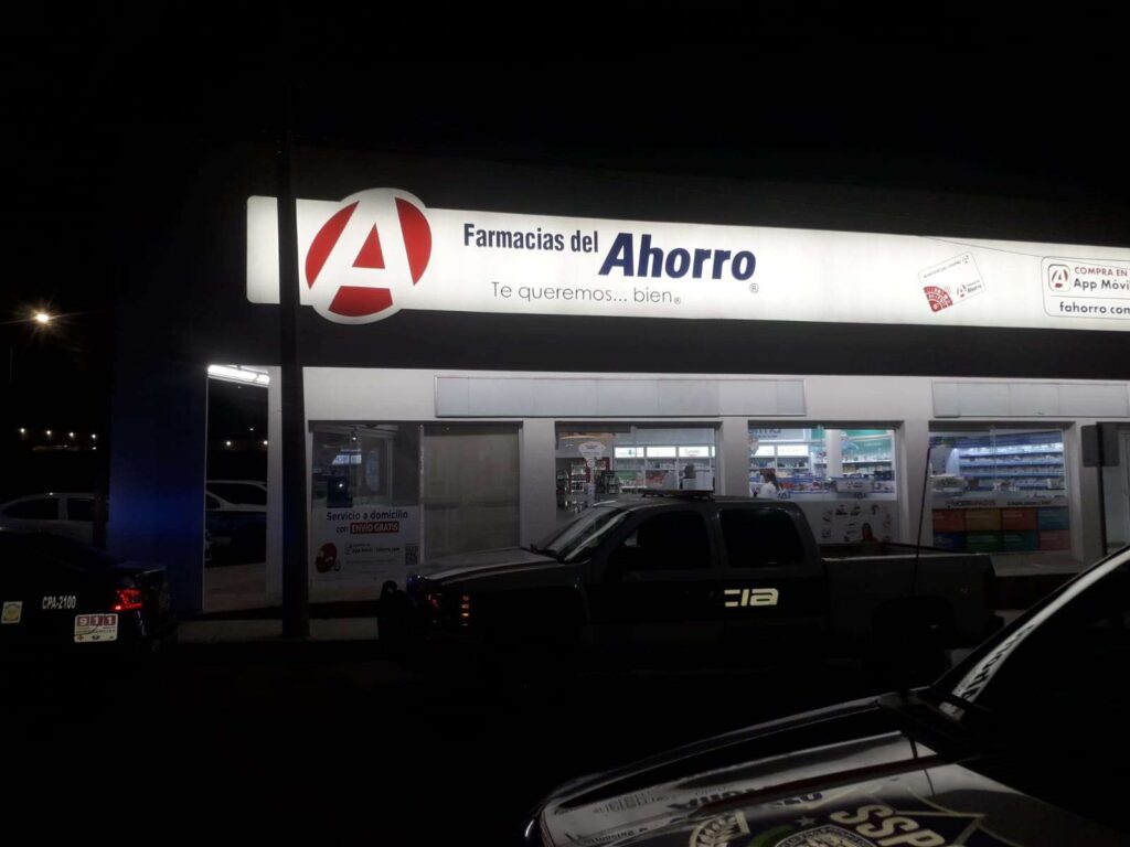Amagan con arma de fuego a dependiente de farmacia y le quitaron el dinero