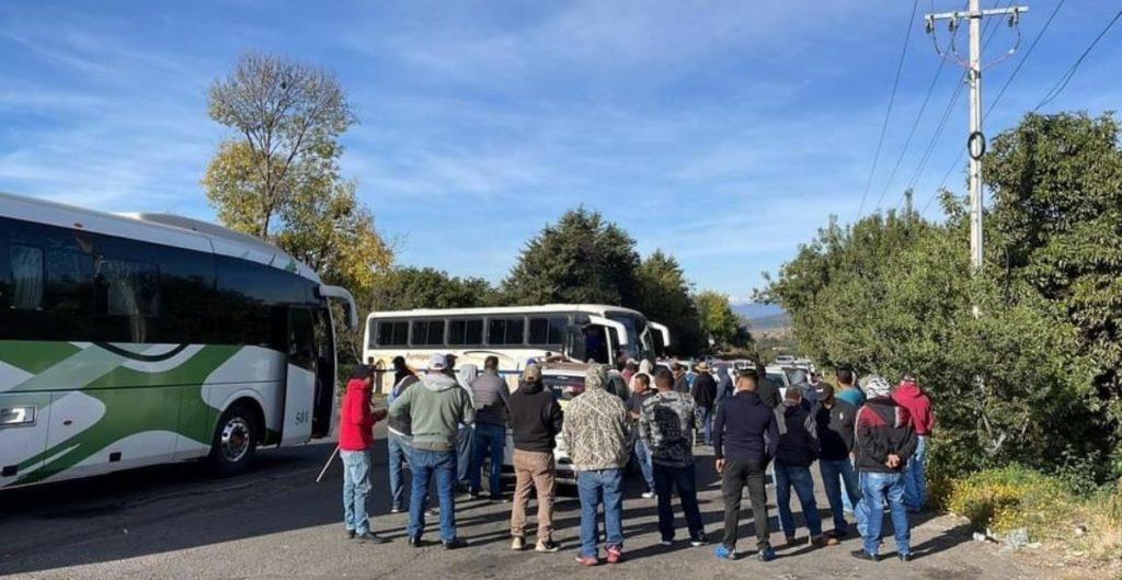 Indígenas de Michoacán exigen seguridad y bloquean cinco carreteras estatales