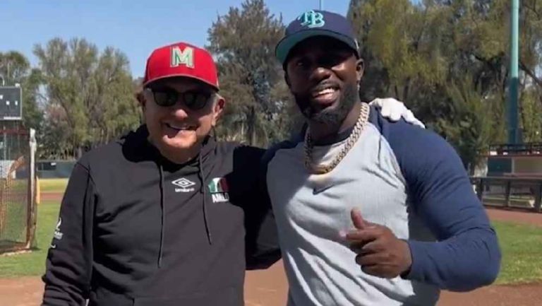 AMLO practica bateo con Randy Arozarena; se enfrentan en un ‘Home Run Derby’
