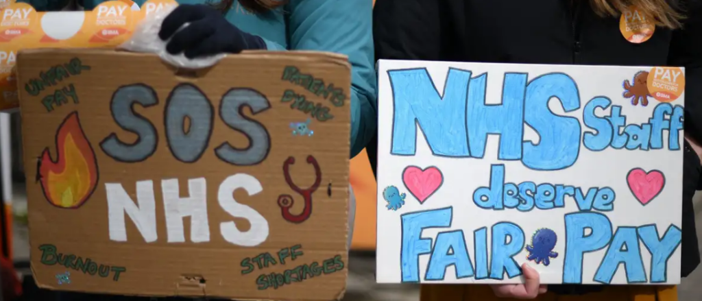 Médicos inician huelga de seis días en Inglaterra; la más larga experimentada por el sistema de salud inglés