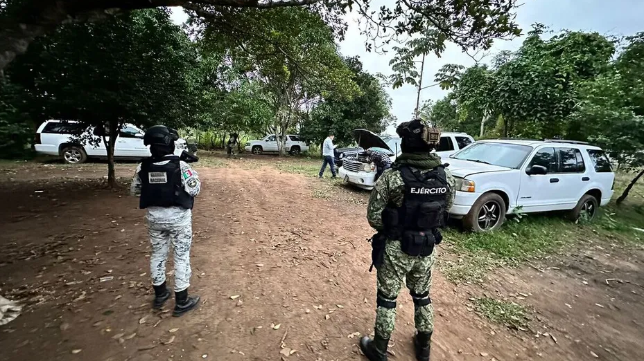 Catean 5 inmuebles en Tabasco; aseguran 38 vehículos y una casa tipo C4