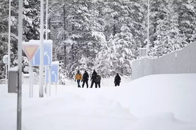 Politico finlandés propone disparar a migrantes que crucen la frontera