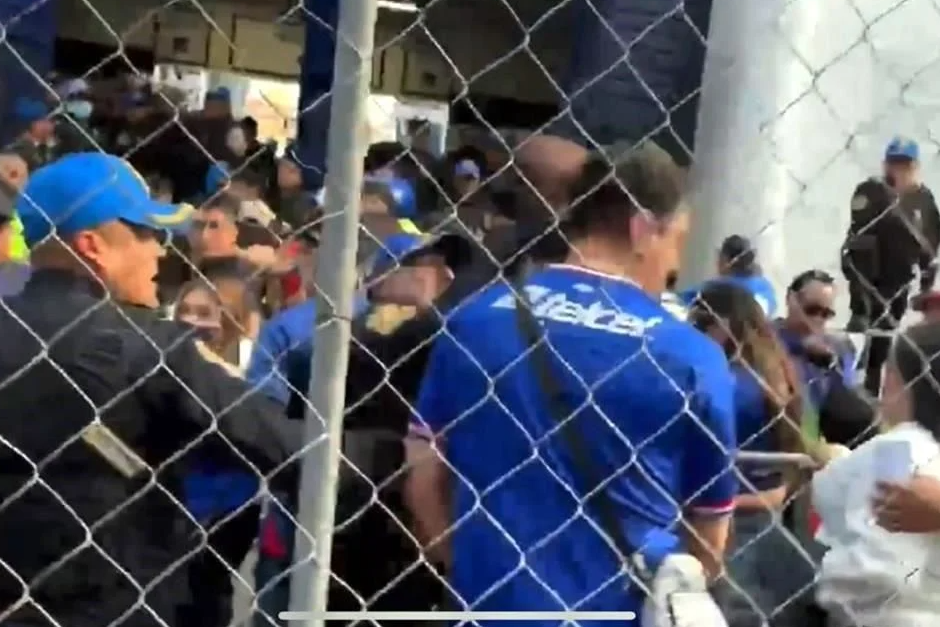 Destituyen a policía que agredió a aficionado del Cruz Azul