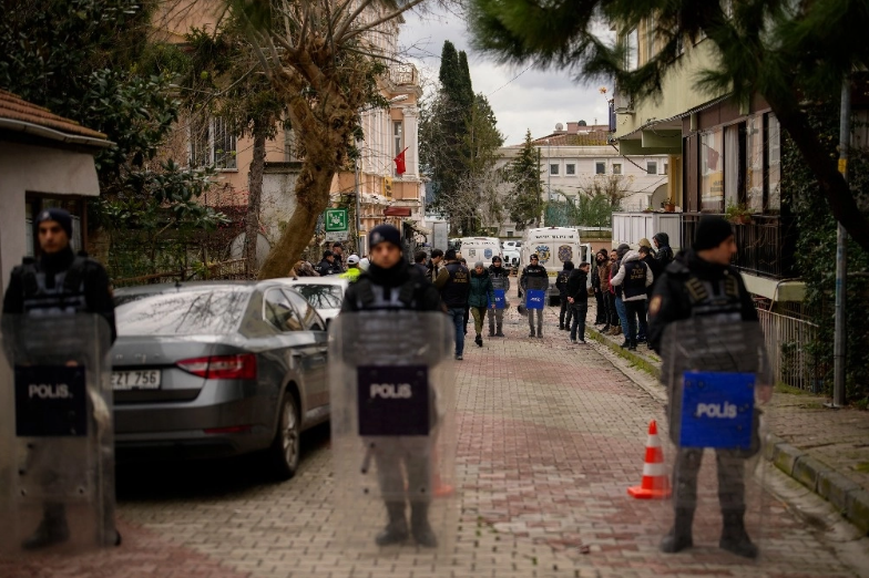 Dos enmascarados atacan una iglesia en Estambul; se reporta un muerto