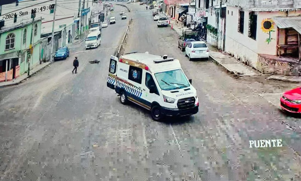 Captan en video el momento cuando se abre puerta de una ambulancia y cae paciente a la calle; pasó en Chiapas