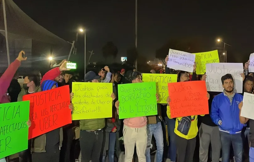 Choferes de transporte en Puebla protestan para exigir justicia por lesionados durante choque