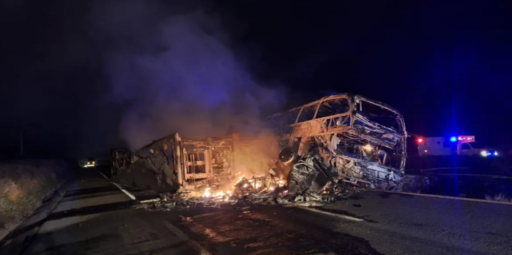 Chocan tráiler y autobús en la Maxipista Culiacán-Mazatlán; deja un saldo de 22 muertos