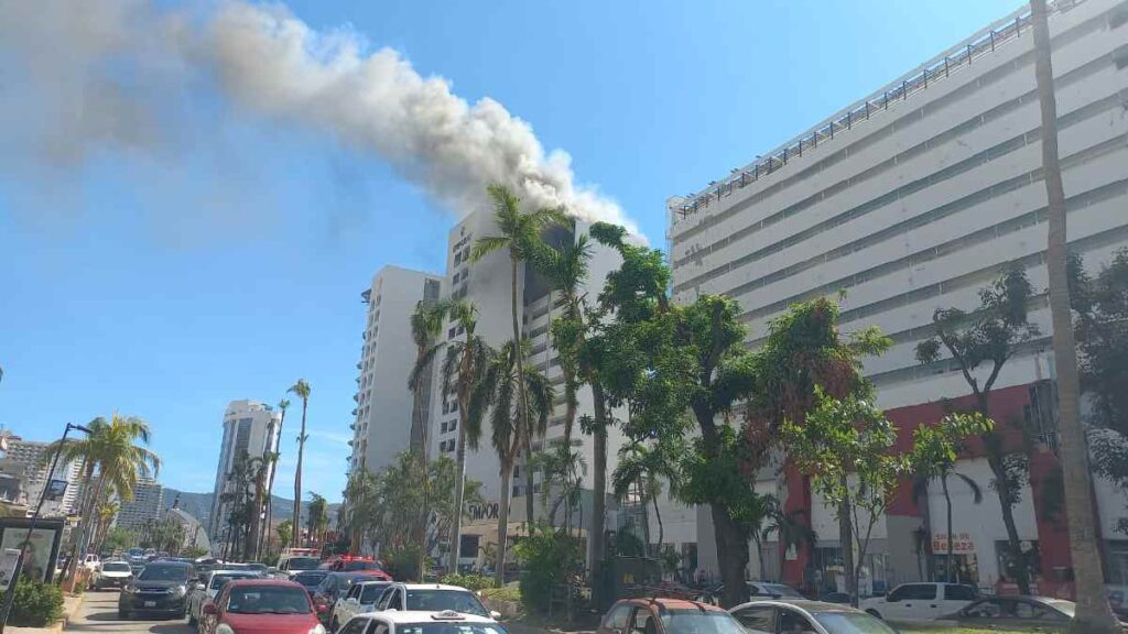 Reportan fuerte incendio en el Hotel Emporio de Acapulco a un mes de su reapertura