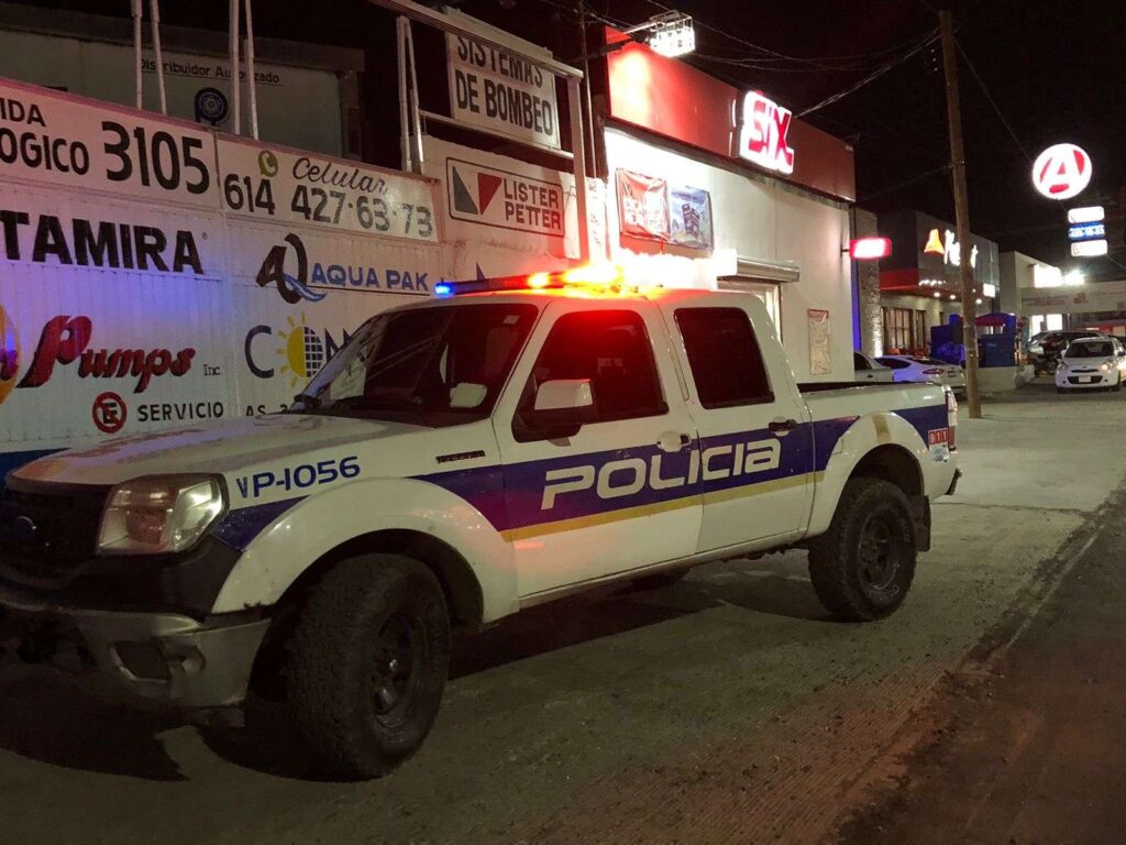 Amaga a dependiente a punta de arma de fuego y le quita las ventas