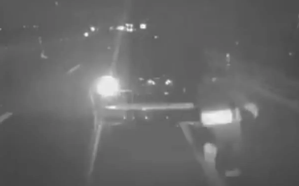 Traileros evitan robo al embestir a delincuentes en carretera