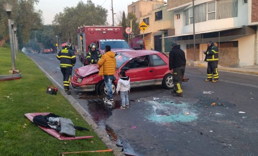 Auto impacta vehículo familiar provocando su volcadura; ocupantes resultan ilesos