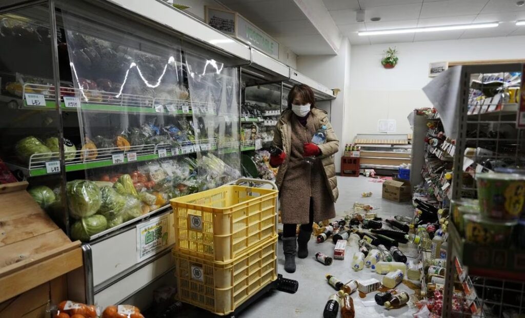 Japón: Largas filas para conseguir agua y alimentos tras devastador terremoto