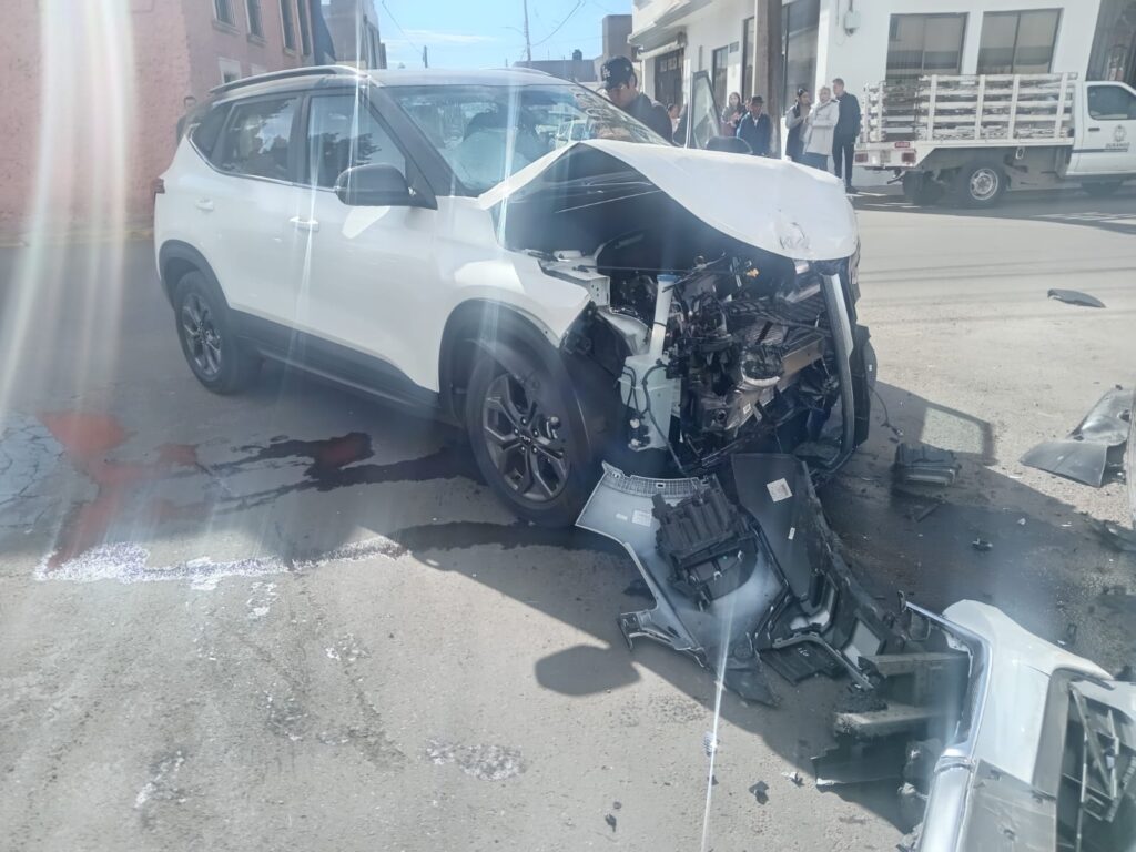 Conductoras lesionadas en fuerte choque (fotos)