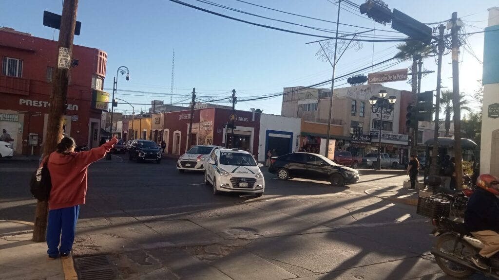 Olvidó en taxi documentos de predial y refrendo