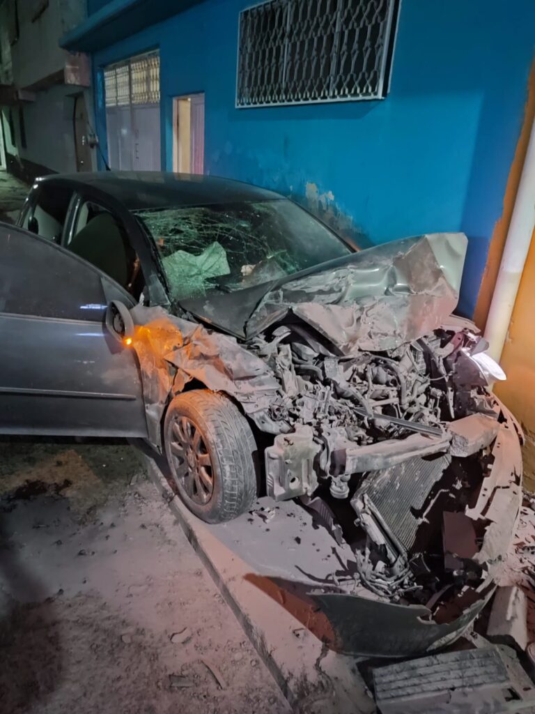Acabó su loca carrera estrellado con dos vehículos