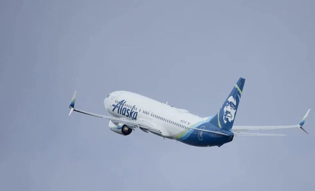 Boeing que sufrió un accidente aereo estaba bajo limitaciones por una luz de aviso, revelan