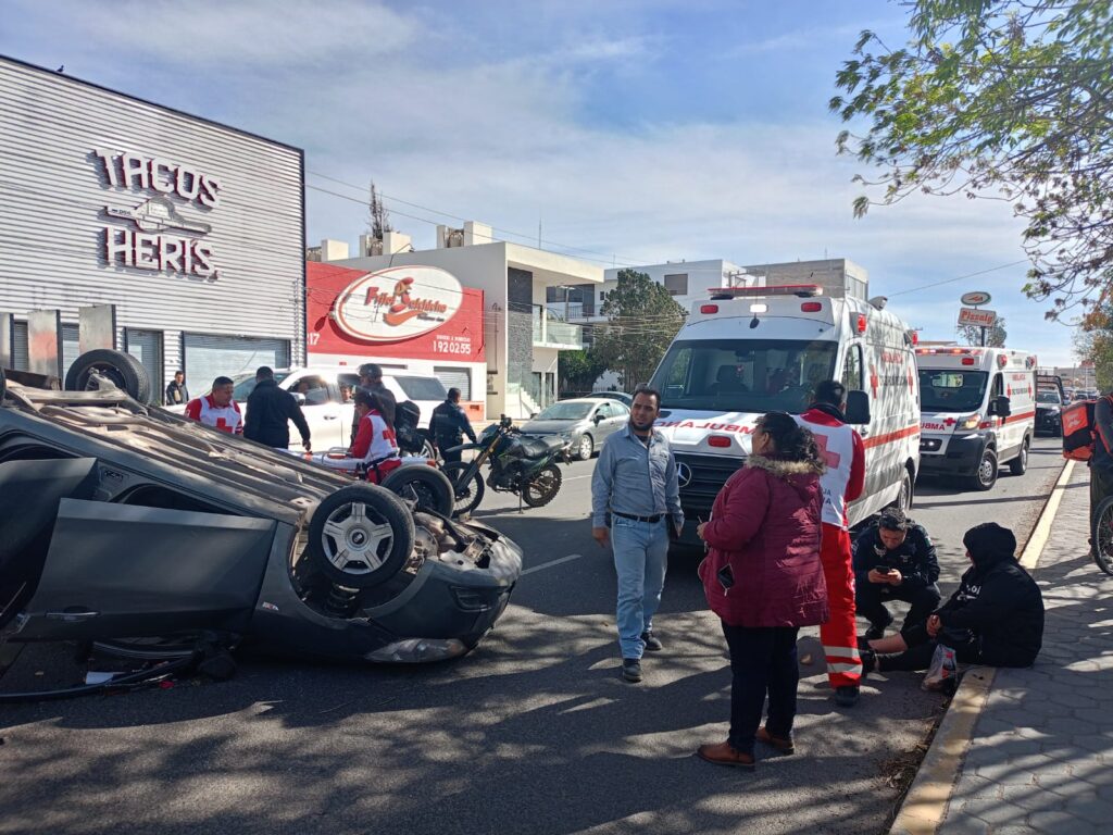 Aveo choca contra Mercedes Benz y vuelca (video)