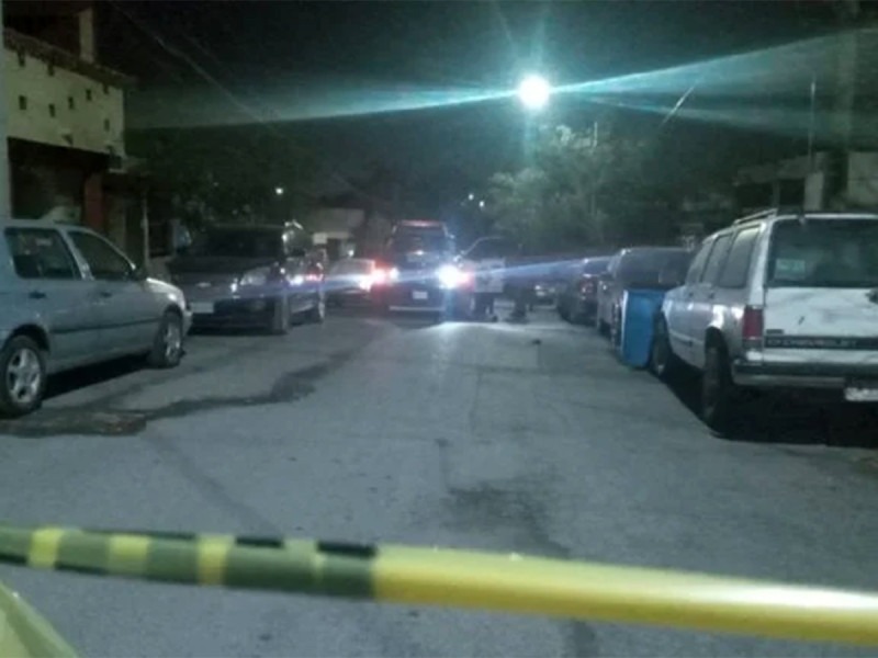 Balean a joven de 19 años afuera de su casa; tres sujetos lo atacan desde un vehículo