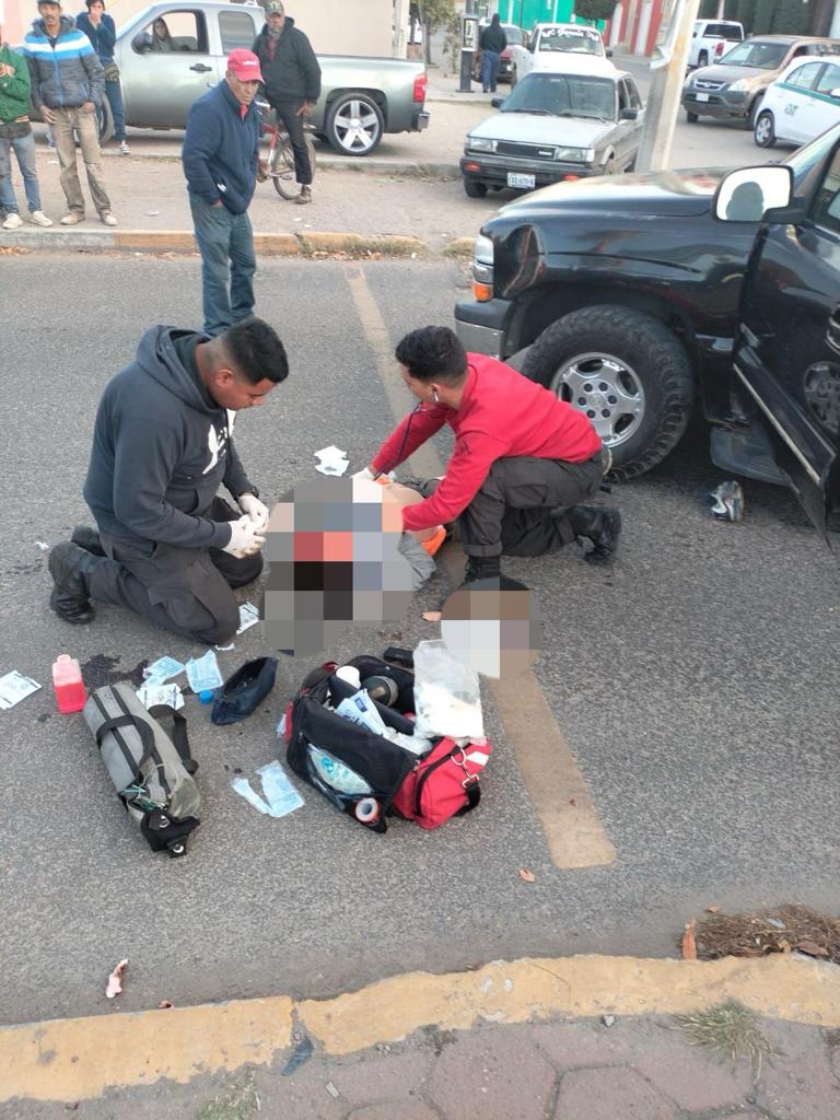 Camioneta arrolla a abuelito y le causa la muerte